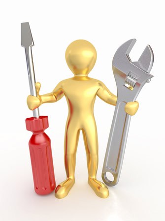 Goldene Figur mit Schraubenzieher und Schraubenschlüssel.