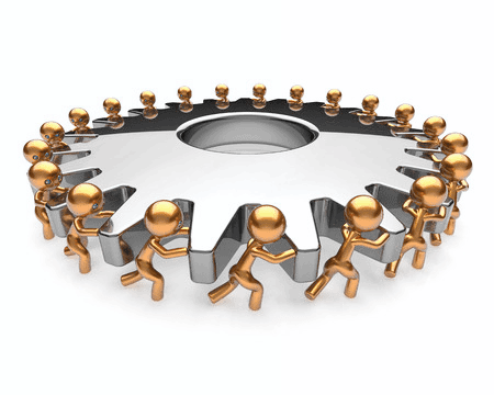 Goldene Figuren in einem Kreis, symbolisieren Teamarbeit und Zusammenarbeit.