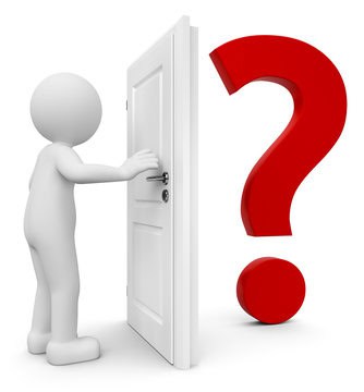 Person öffnet Tür mit großem roten Fragezeichen, Symbol für Unsicherheit im Beruf.