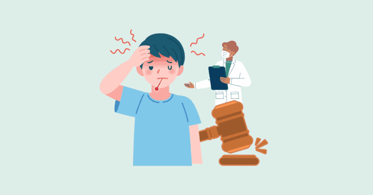 Kranker Junge mit Arzt und Richterhammer